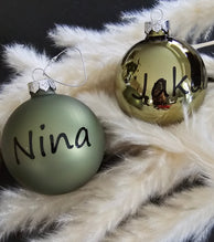 Julekule i glass med valgfritt navn, 8 cm grønn